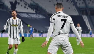 El portugués Cristiano Ronaldo, con dos goles que elevan a 758 sus tantos en partidos oficiales, y además una asistencia, condujo al Juventus Turín a una victoria casera ante el Udinese (4-1). (ARCHIVO)