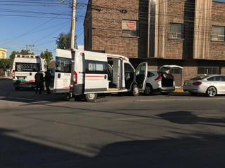 La unidad se impactó contra el costado izquierdo de una camioneta Honda CRV, color blanco, de reciente modelo, la cual circulaba de sur a norte por la calle Juan E. García y no respetó el alto. (EL SIGLO DE TORREÓN)