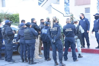 Paredes López informó que los elementos detenidos son cadetes de la academia de policía municipal, quienes ya habían presentado los exámenes psicométricos, psicológicos y de control y confianza, y las habían aprobado.