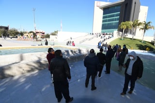 Desde las 7 de la mañana de ayer ya se encontraba un grupo de ciudadanos haciendo fila a las afueras de la presidencia municipal de Torreón sin importar las bajas temperaturas. (FERNANDO COMPEÁN)