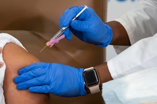 Nueva York anunció este martes que va a abrir cinco centros para administrar vacunas contra la COVID-19 que operarán durante las 24 horas siete días a la semana, en un intento por acelerar las inoculaciones, que hasta ahora van a un ritmo menor de lo previsto. (ARCHIVO) 