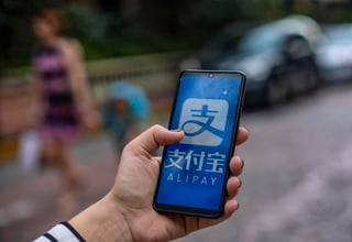 El presidente saliente de Estados Unidos, Donald Trump, firmó este martes un decreto que prohíbe las transacciones con ocho aplicaciones informáticas de pago chinas, entre ellas Alipay, WeChat Pay y OO Wallet.