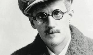 Joyce ganó reconocimiento gracias a su agudeza psicológica y a sus innovadoras técnicas literarias que lo llevaron a ser considerado uno de los escritores más importantes del siglo XX. (ESPECIAL)