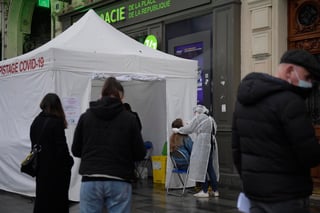 Los contagios de coronavirus subieron en Francia en las últimas 24 horas, con 25,379 nuevos casos, aunque los fallecimientos bajaron ligeramente a 291 en un día, anunciaron este miércoles las autoridades. (ARCHIVO) 