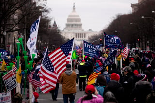 Miles de seguidores del presidente saliente de EUA se concentraron ante el Capitolio en Washington y derribaron varias vallas de seguridad, lo que generó choques con la Policía y caóticas escenas. (EFE)