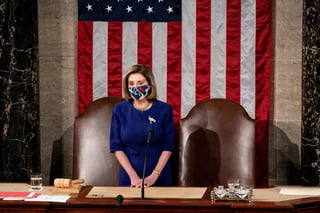  El Congreso de EUA retomará este miércoles a las 20:00 (01:00 GMT del jueves) su sesión para corroborar el resultado de las elecciones de noviembre, pese a los destrozos y la conmoción generados por el asalto al Capitolio, anunció la presidenta de la Cámara de Representantes, la demócrata Nancy Pelosi.  (ESPECIAL) 
