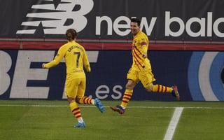 Celebra Lionel Messi (d) tras marcar el tercer gol del Barcelona, en el triunfo como visitante 3-2 sobre el Bilbao. (EFE)