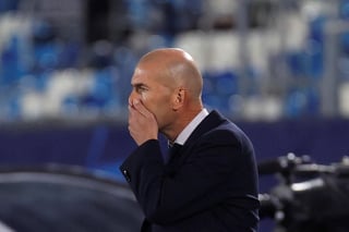  Zinedine Zidane se ausentó del entrenamiento del Real Madrid este jueves tras estar en contacto directo con una persona allegada que ha dado positivo en coronavirus. (ARCHIVO)