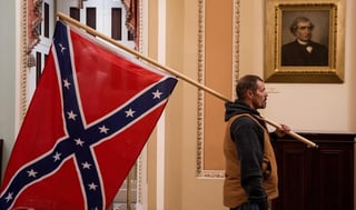 La bandera que fue vista durante el asalto al Capitolio, es utilizada como un símbolo de supremacía blanca y racismo (AGENCIAS)  