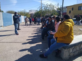 Maestros del programa “Escuelas de tiempo completo”, realizaron una manifestación este jueves frente a las oficinas de la Subsecretaría de Educación en La Laguna para exigir que les paguen la compensación. (EL SIGLO DE TORREÓN)