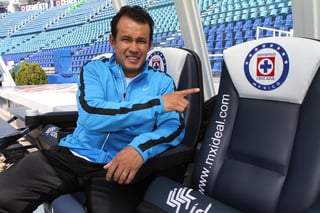 El peruano Juan Reynoso, entrenador del Cruz Azul del fútbol mexicano, pidió este jueves lealtad a la afición de La Máquina para romper la sequía del equipo capitalino de 23 años sin un título de Liga. (ESPECIAL) 