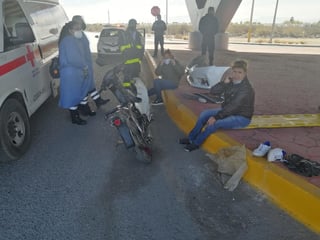 Motociclista y su acompañante resultaron lesionados el mediodía de este jueves al ser impactados por un automóvil en el crucero del bulevar Torreón-Matamoros, debajo del puente El Esterito, en los límites entre Torreón y Matamoros. (EL SIGLO DE TORREÓN)