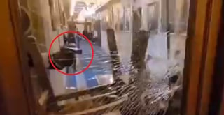 En el video se muestra a un hombre vestido de traje que dispara contra los seguidores de Donald Trump durante el asalto al Capitolio (CAPTURA)  
