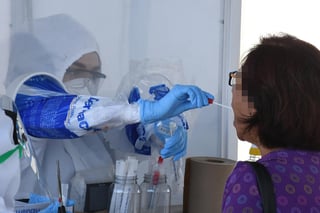 La Secretaría de Salud de Coahuila aplicará 10 mil 500 pruebas rápidas de detección de antígeno SARS-CoV-2, avaladas por la Cofepris. (ARCHIVO)