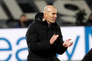 Zinedine Zidane, técnico del Real Madrid, ha dado negativo en el PCR de LaLiga previo al partido frente a Osasuna del sábado, después de haber tenido contacto con un familiar positivo en coronavirus. (AGENCIAS)

