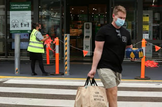 Las autoridades australianas ordenaron este viernes el confinamiento desde la tarde de hoy hasta el lunes de la ciudad de Brisbane, con unos 2.3 millones de habitantes, tras confirmar el primer contagio local de la cepa altamente contagiosa de la COVID-19 detectada en Reino Unido. (ESPECIAL) 
