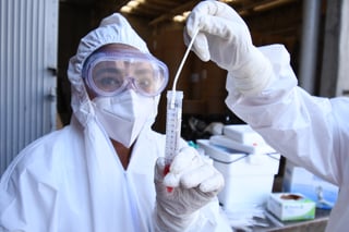 De acuerdo con el titular de la Secretaría de Salud en Coahuila, Roberto Bernal, las pruebas de detección de antígeno del virus SARS-CoV-2 tienen una alta especificidad en personas sintomáticas. (ARCHIVO)