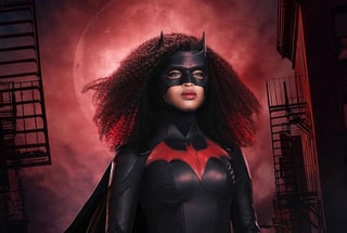 Leslie sucede a la actriz Ruby Rose como la defensora encapotada en la segunda temporada de Batwoman de CW, que se estrena el 17 de enero.  (ESPECIAL)  
