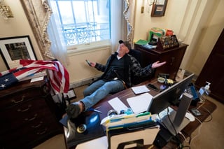 Richard Barnett, quien fue fotografiado sentado con el pie en un escritorio en la oficina de la presidenta de la Cámara de Representantes, Nancy Pelosi, tras irrumpir en el Capitolio de Estados Unidos, fue arrestado el viernes, dijeron autoridades policiacas. (ARCHIVO)