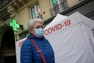 Las cifras de nuevos contagios y de muertes por coronavirus registraron cambios mínimos en Francia en las últimas 24 horas, mientras las autoridades anunciaron hoy toques de queda más estrictos en cuatro nuevos departamentos. (ARCHIVO) 
