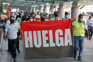 Los más de 5,000 empleados de la aerolínea mexicana Interjet, que llevan cuatro meses sin cobrar su sueldo, empezaron este viernes una huelga con el acto simbólico de colocar banderas en todas las instalaciones de la empresa para expresar su descontento. (EFE)