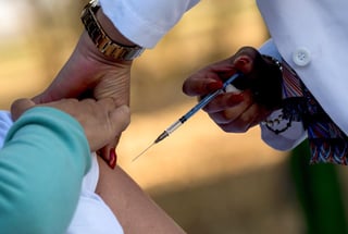 México tendrá la vacuna contra la COVID-19 del laboratorio británico AstraZeneca -que se producirá en el país- en unos diez días, informó este viernes la Secretaría de Relaciones Exteriores. (ARCHIVO)