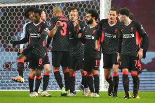 El Liverpool cumplió con el guion y certificó su clasificación para los dieciseisavos de final de la Copa de Inglaterra, tras imponerse este viernes por 1-4 a un Aston Villa. (ESPECIAL) 