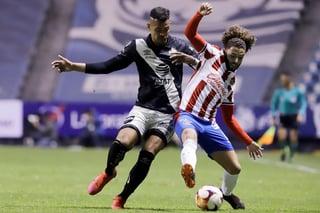 En un partido que comenzó con intensidad, pero que poco a poco fue cayendo en la imprecisión y jugadas cortadas, Puebla y Chivas empataron a un gol en el arranque del Clausura 2021. (EFE)