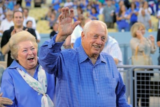 Tom Lasorda y su esposa Jo, en un juego de los Dodgers contra los Rockies en 2013. (ARCHIVO)