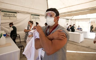 México busca inmunizar a sus casi 130 millones de habitantes hasta marzo de 2022. (ARCHIVO)