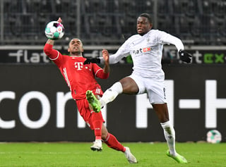Bayern Múnich ganaba el partido 2-0, pero Borussia Monchengladbach le dio la vuelta al marcador, para imponerse 3-2. (AP)