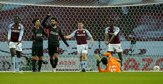 Mohamed Salah festeja tras marcar un tanto, en la victoria de Liverpool 4-1 sobre Aston Villa. (AP)