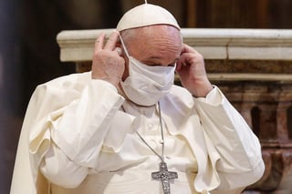 El médico personal del papa Francisco, Fabrizzio Socorsi, ha muerto por complicaciones debidas al COVID-19, informan los medios vaticanos. (ARCHIVO)