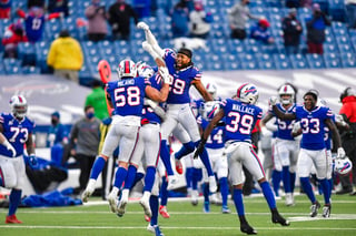  La sequía de triunfos en los playoffs de la Liga Nacional de Fútbol Americano (NFL) llegó a su final para los Bills de Buffalo al vencer este sábado por 27-24 a los Colts de Indianápolis en el partido de comodines de la Conferencia Americana (AFC). (ESPECIAL) 