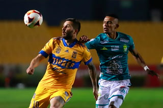 El paraguayo Carlos González anotó este sábado el segundo gol con el que los Tigres UANL vencieron como locales por 2-0 al campeón León en la primera jornada del torneo Clausura 2021 del fútbol mexicano. (ESPECIAL) 