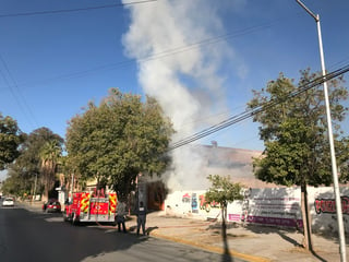 El fuego estuvo a punto de llegar hasta un taller mecánico en la zona centro de Torreón. (EL SIGLO DE TORREÓN)