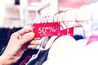Las cadenas de tiendas lanzan un primer descuento sobre sus productos, que puede ir desde el 10 hasta el 50 por ciento.