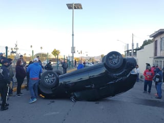 El accidente sucedió minutos antes de las 6:00 de la tarde del domingo sobre la calle Enrique Unzueta casi esquina con calle 20 de Noviembre del Centro de Gómez Palacio. (ESPECIAL) 