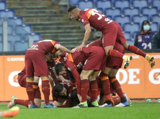 Jugadores de la Roma celebran luego de que Gianluca Mancini anotara al 86' el tanto del empate a dos ante Inter de Milán. (AP)