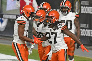 Los Browns lograron su primera victoria en playoff en largo tiempo, tras derrotar 48-37 a los Acereros. (AP)