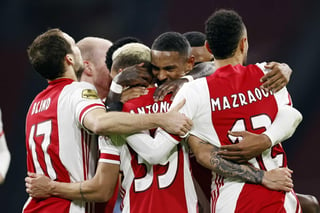 El Ajax sostuvo el liderato de la Eredivisie de los Países Bajos después de empatar 2-2 ante el PSV Eindhoven. (ARCHIVO)