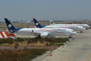 Grupo Aeroméxico solicitó dar por terminados, por declaratoria de fuerza mayor, los contratos colectivos de trabajo con los sindicatos Asociación Sindical de Pilotos Aviadores de México (ASPA) y Asociación Sindical de Sobrecargos de Aviación de México (ASSA) ante la Secretaría del Trabajo Previsión Social y la Junta Federal de Conciliación y Arbitraje. (ARCHIVO)