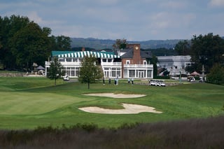 Golfistas juegan en el Club de Golf Trump National en Nueva Jersey. (ESPECIAL)