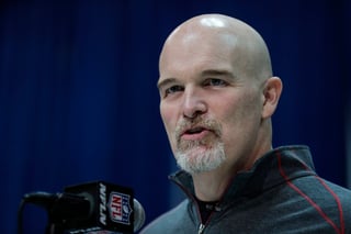 Dan Quinn fue despedido este año como coach de los Falcons. (AP)