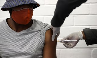 La Unión Africana aseguró el suministro de cerca de 300 millones de dosis de la vacuna contra el coronavirus en lo que representa el mayor acuerdo de este tipo hasta ahora para el continente, informó el martes un funcionario. (ARCHIVO) 
