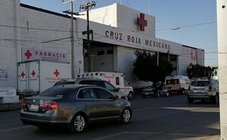 Tras los hechos, el hombre subió a su hijo al vehículo y se dirigió a las instalaciones de la Cruz Roja. (EL SIGLO DE TORREÓN)
