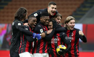 Jugadores del Milan celebran luego de imponerse 5-4 en penales al Torino, para avanzar a los cuartos de final de la Copa de Italia. (EFE)