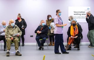 Reino Unido acelerará 'lo antes posible' su programa de vacunación contra la COVID-19 con centros operativos 24 horas al día ante una etapa tan alarmante de la crisis, que registró hoy su cifra más elevada de muertes diarias: 1,564 personas. (ARCHIVO) 
