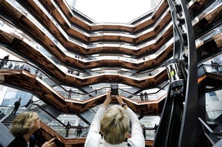 The Vessel, una compleja escalera en espiral compuesta por más de 2,500 peldaños de más de 45 metros de alto, cerró sus puertas el martes, un día después de que un joven de 21 años saltara desde la estructura, que se había convertido en uno de los nuevos atractivos turísticos de Nueva York.
(ARCHIVO)