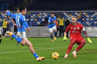El mexicano Hirving Lozano, con un gol y una asistencia, y Andrea Petagna, con un gol a falta de trece minutos para el final, le dieron este miércoles al Nápoles un triunfo por 3-2 contra el Empoli, de la Serie B (Segunda División), y el billete para los cuartos de final de la Copa Italia. (EFE)